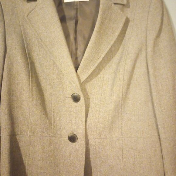 Kasper two button single breasted waist length blazer - Picture 3 of 13